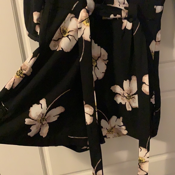 Floral romper. 3/4 sleeved. Size 6 - Picture 3 of 6